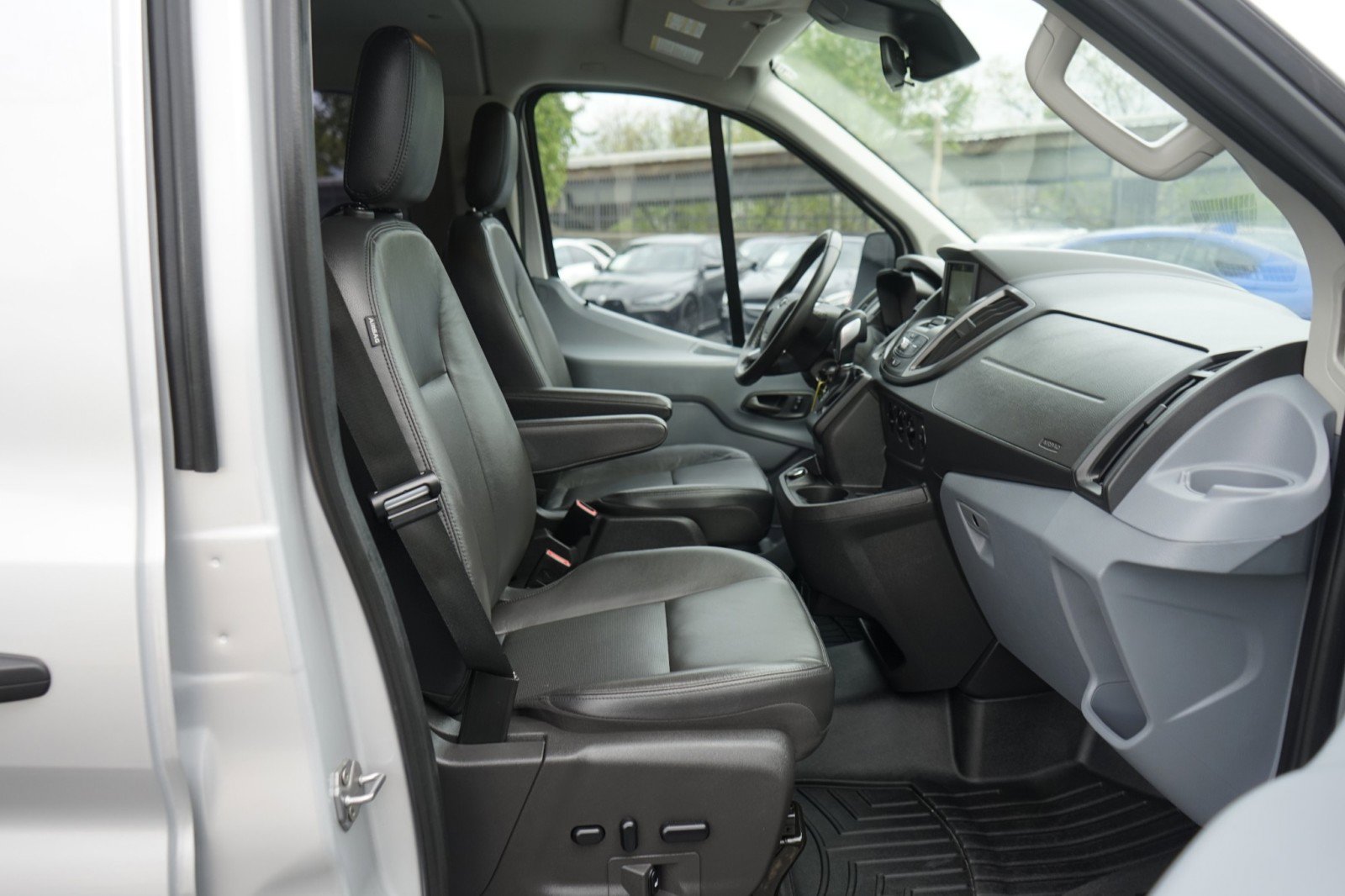 Used 2019 Ford Transit 350 XLT image 17
