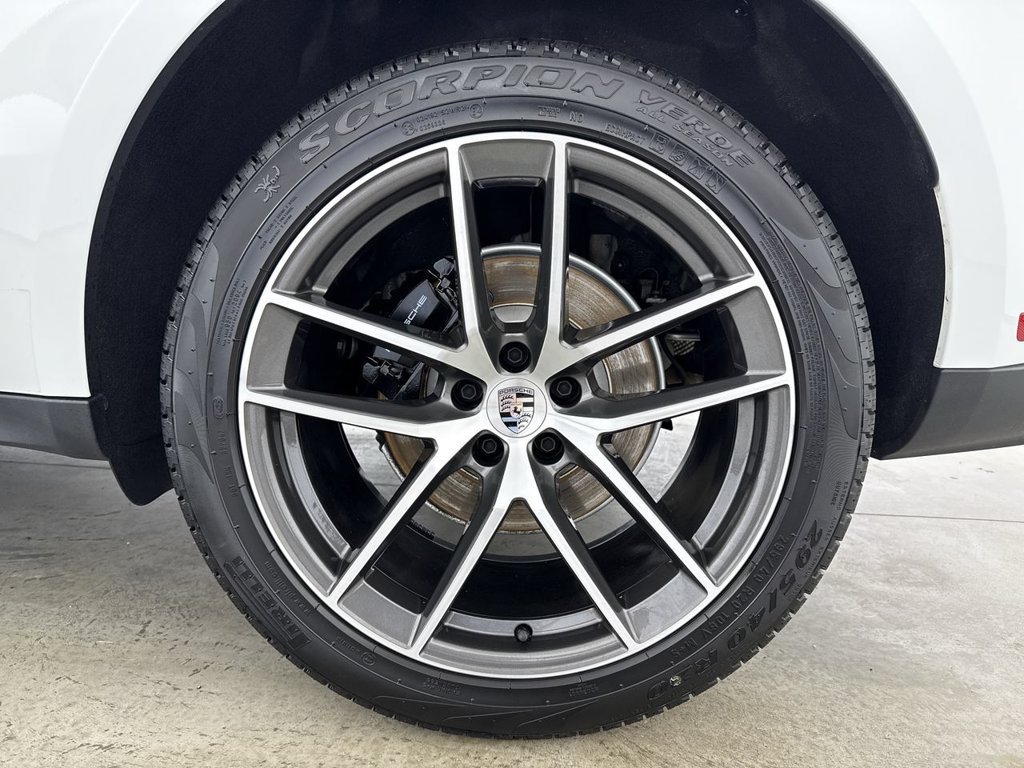 Certified 2025 Porsche Macan AWD/4WD image 14