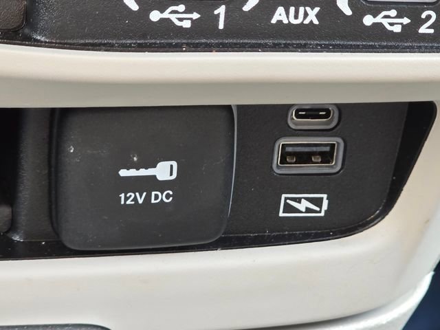 Used 2022 Chrysler Pacifica Touring-L image 13