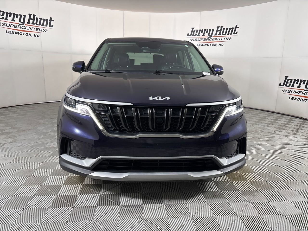 Used 2023 Kia Carnival LX image 2