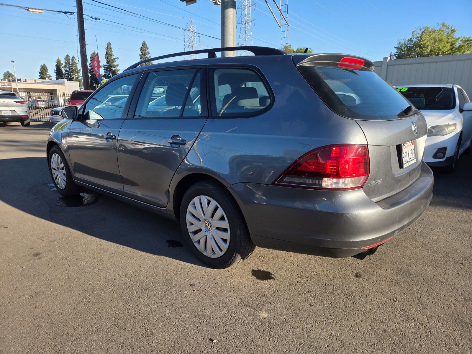 Used 2011 Volkswagen Jetta SE FWD image 2