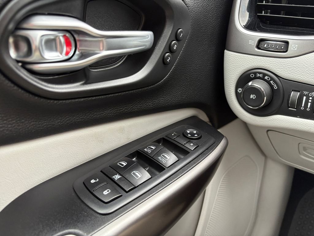 Used 2020 Jeep Cherokee Limited image 13