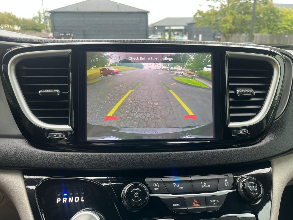 Used 2024 Chrysler Pacifica Touring-L FWD image 19