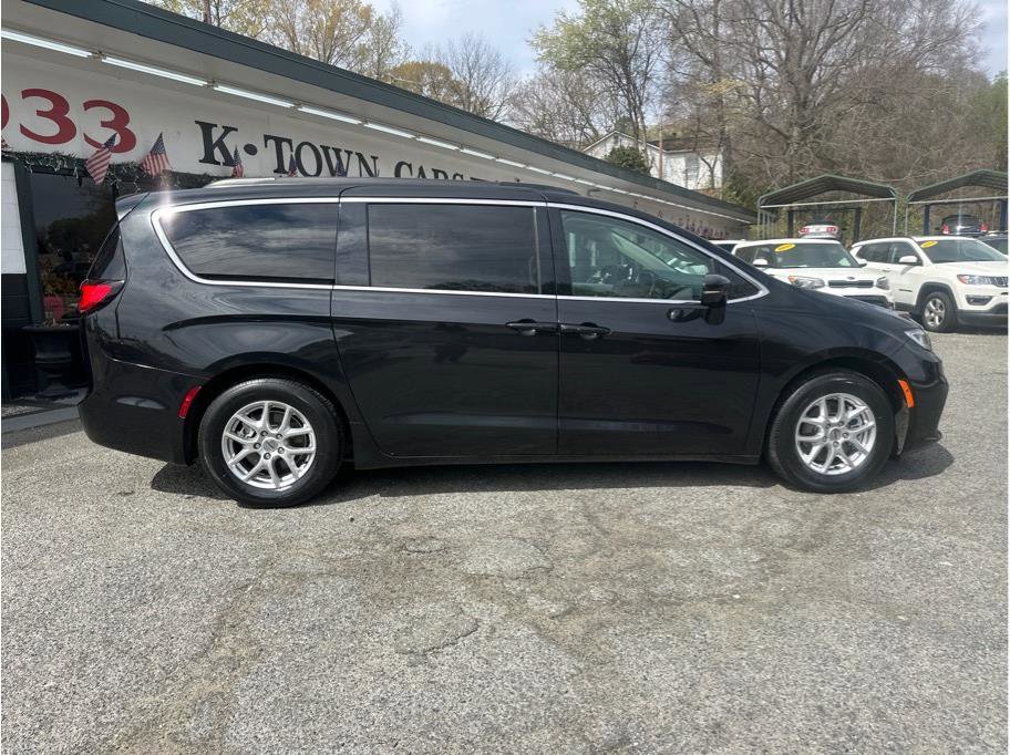 Used 2022 Chrysler Pacifica Touring-L image 5