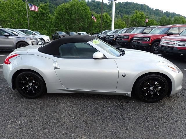 Used 2010 Nissan 370Z Roadster RWD image 9