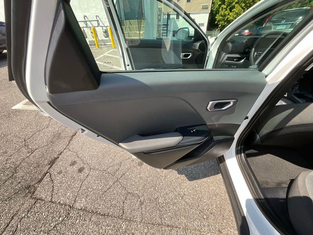 Used 2025 Kia K4 LXS image 25