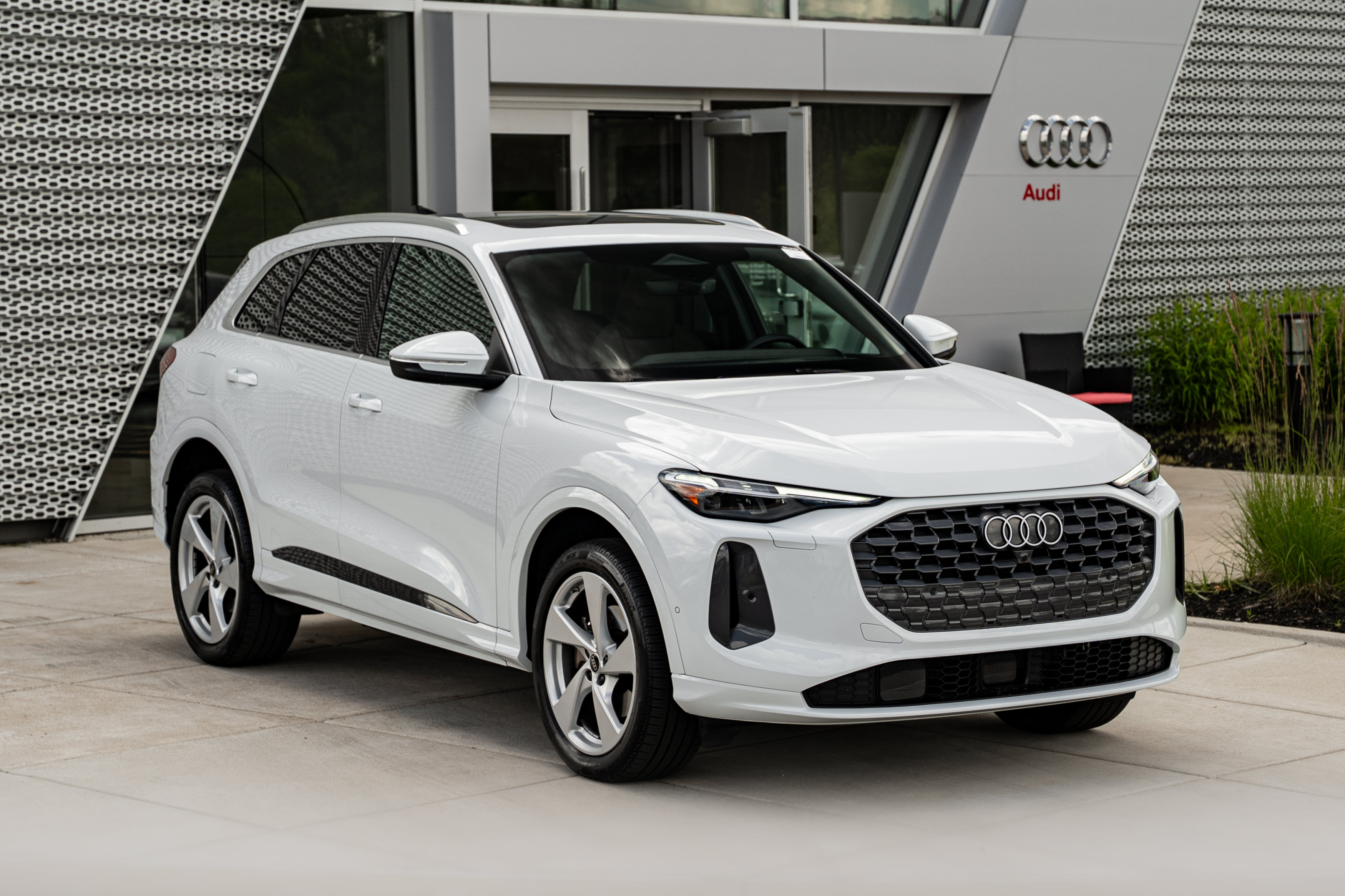 Certified 2025 Audi Q5 Premium w/ Premium Plus AWD/4WD image 2