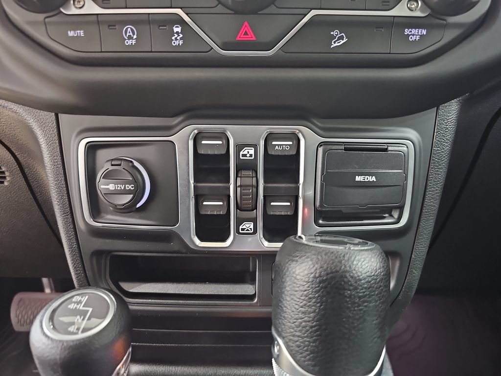 Used 2018 Jeep Wrangler Unlimited Sport S AWD/4WD image 32