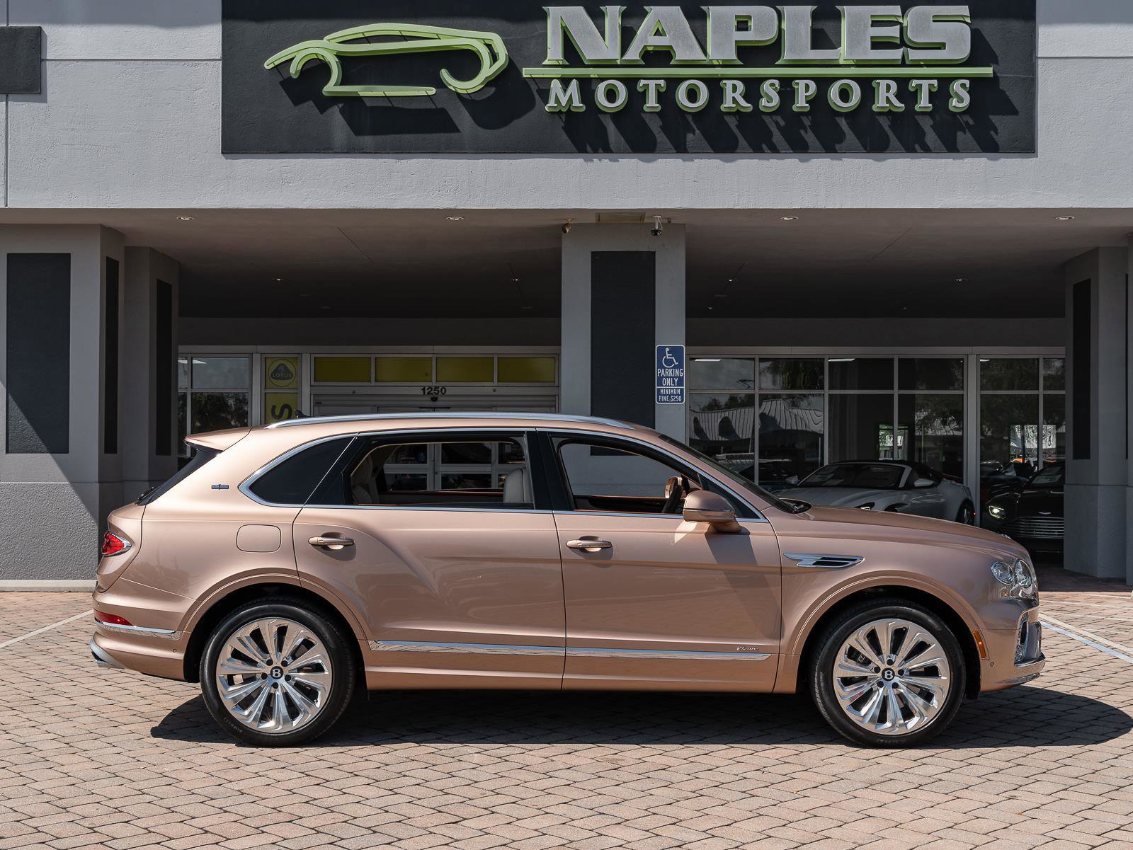 Used 2023 Bentley Bentayga Extended Wheelbase image 37