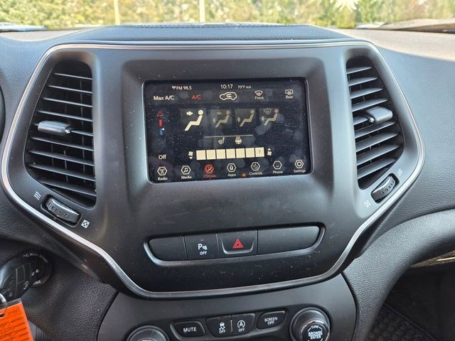 Used 2020 Jeep Cherokee Latitude w/ Cold Weather Group AWD/4WD image 6