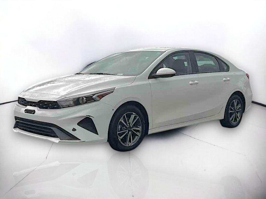Used 2023 Kia Forte LXS image 2