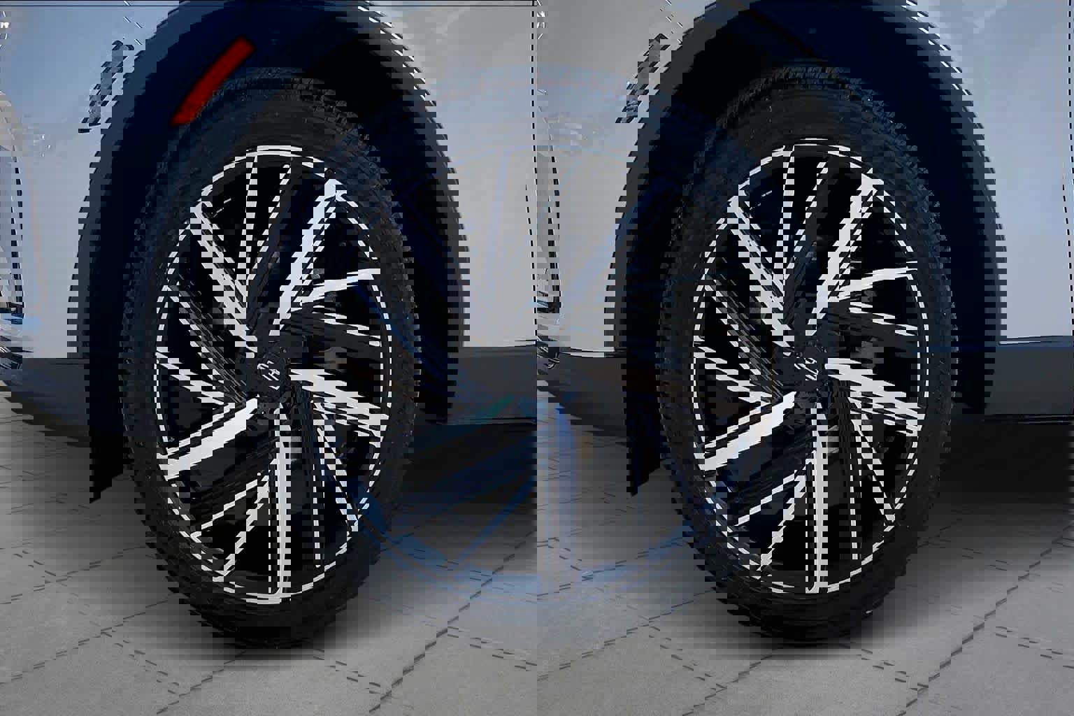 Used 2025 Lincoln Aviator Reserve w/ Equipment Group 201A image 11