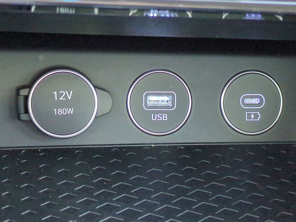 Used 2025 Genesis G70 2.5T image 21