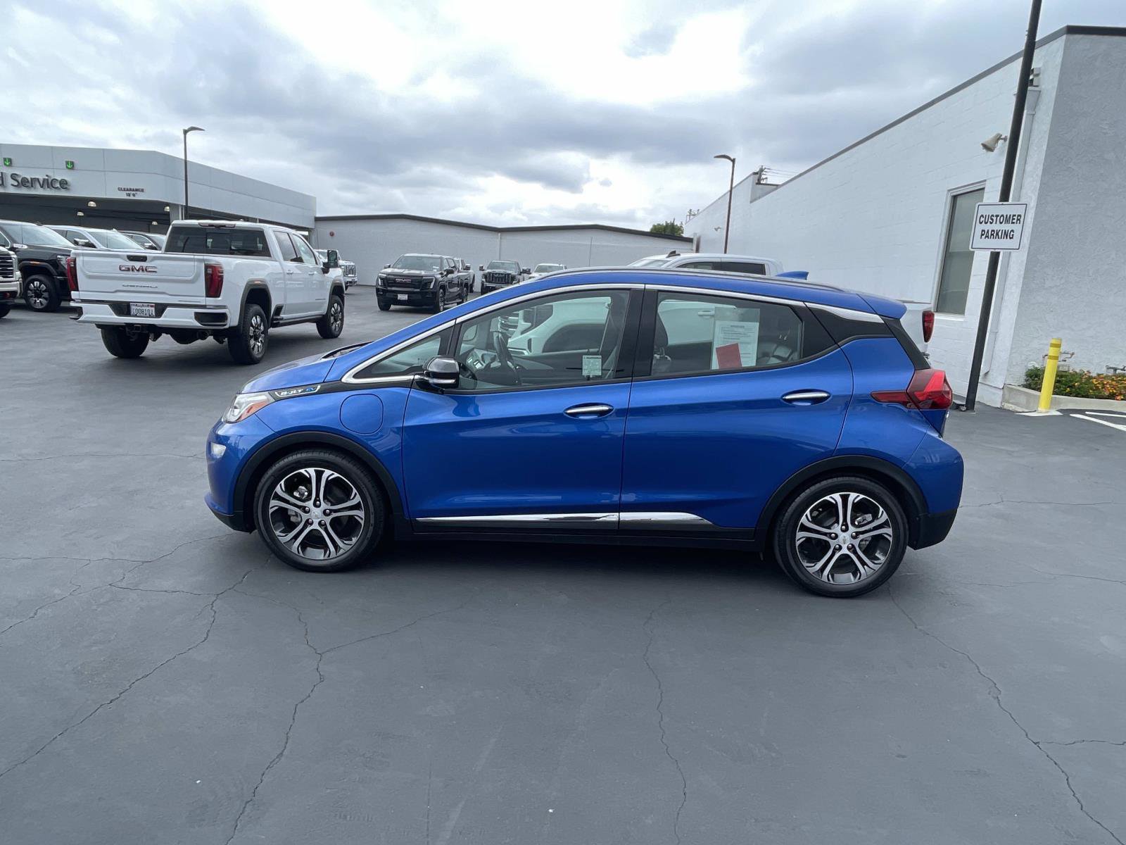 Used 2019 Chevrolet Bolt Premier w/ Infotainment Package FWD image 8