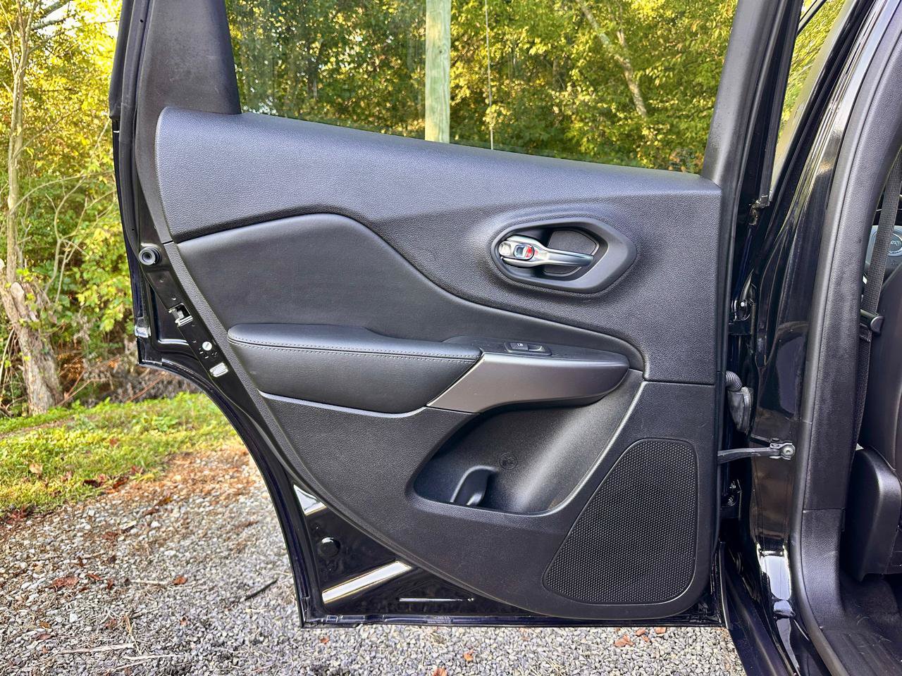 Used 2019 Jeep Cherokee Limited FWD image 30