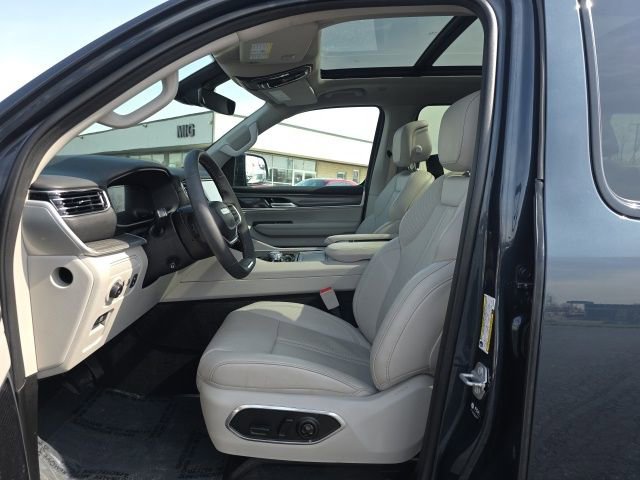 Used 2024 Jeep Wagoneer Series III w/ Premium Group I AWD/4WD image 16