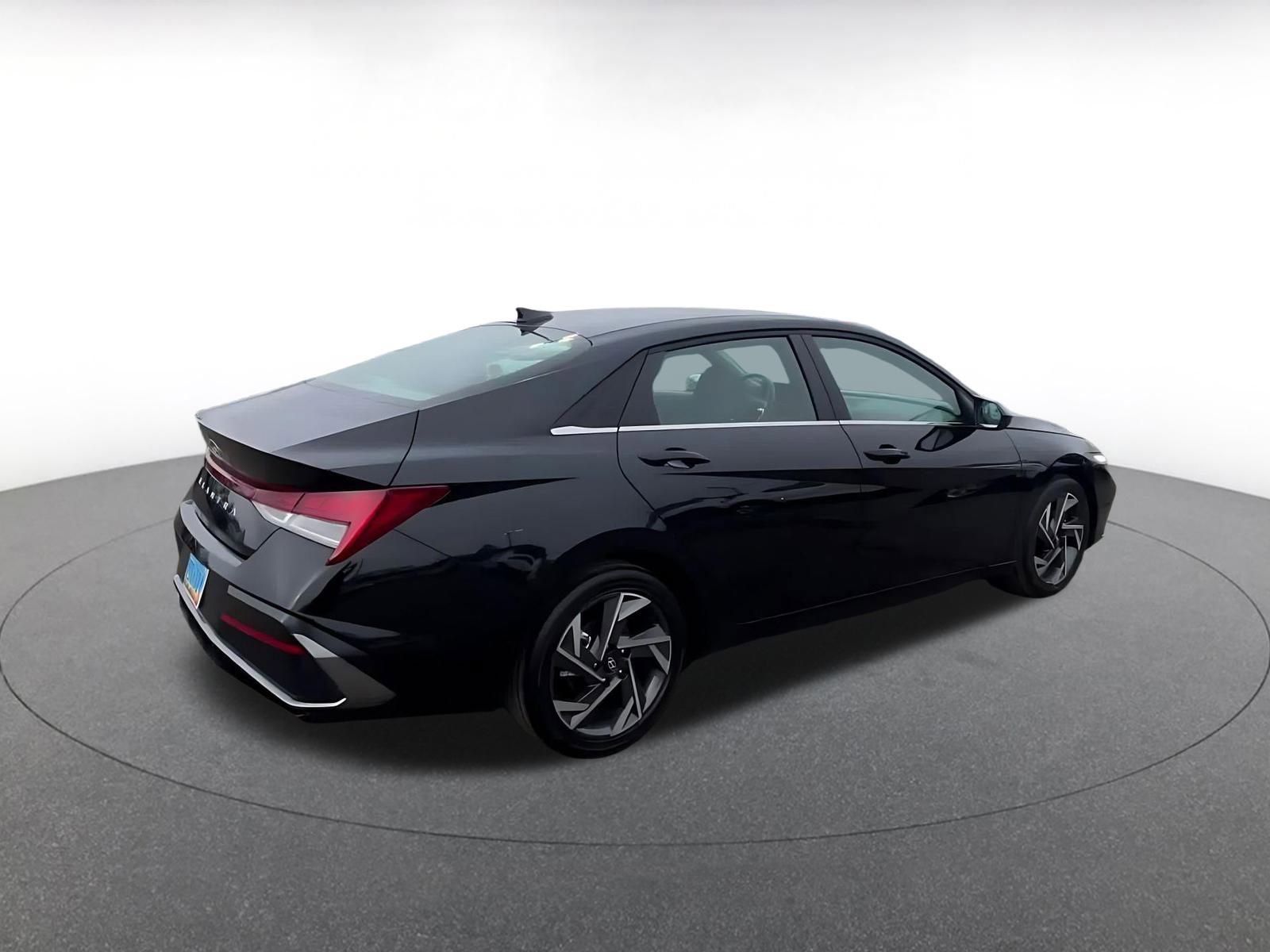 Used 2025 Hyundai Elantra SEL image 15