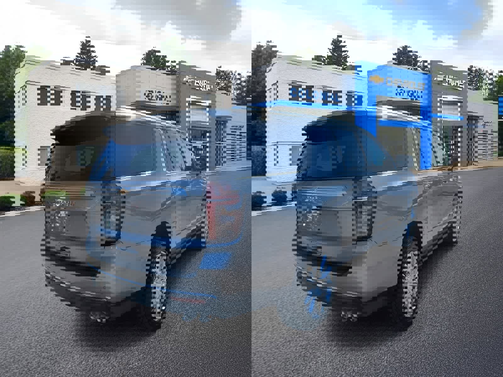 Used 2023 Chevrolet Suburban High Country w/ Premium Package 2 image 4