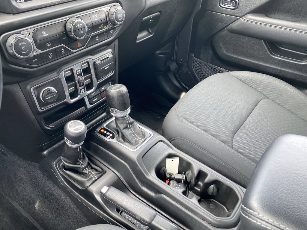 Used 2022 Jeep Wrangler Unlimited Sahara AWD/4WD image 25