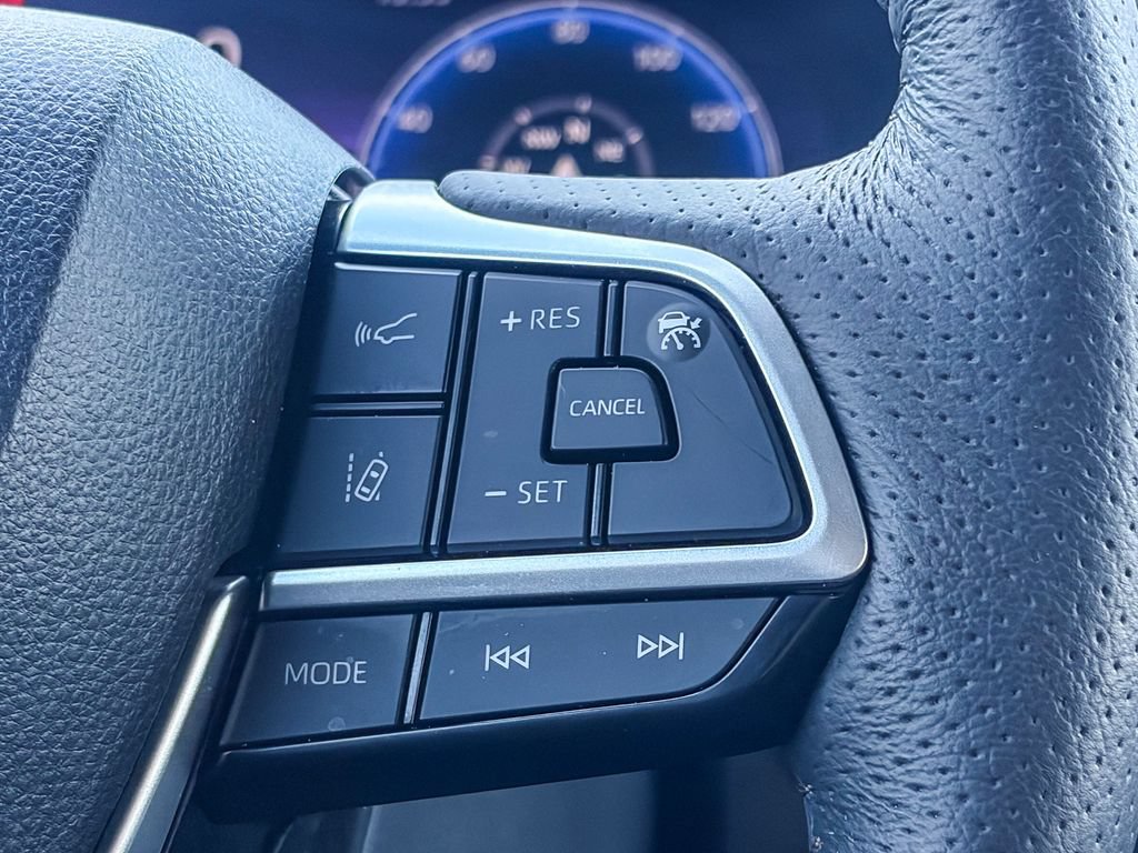 Used 2025 Toyota Sienna Platinum AWD/4WD image 19