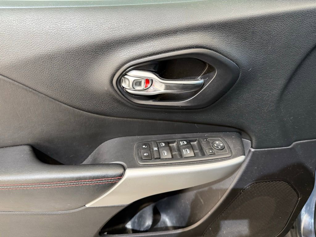 Used 2017 Jeep Cherokee Trailhawk w/ Comfort/Convenience Group image 15