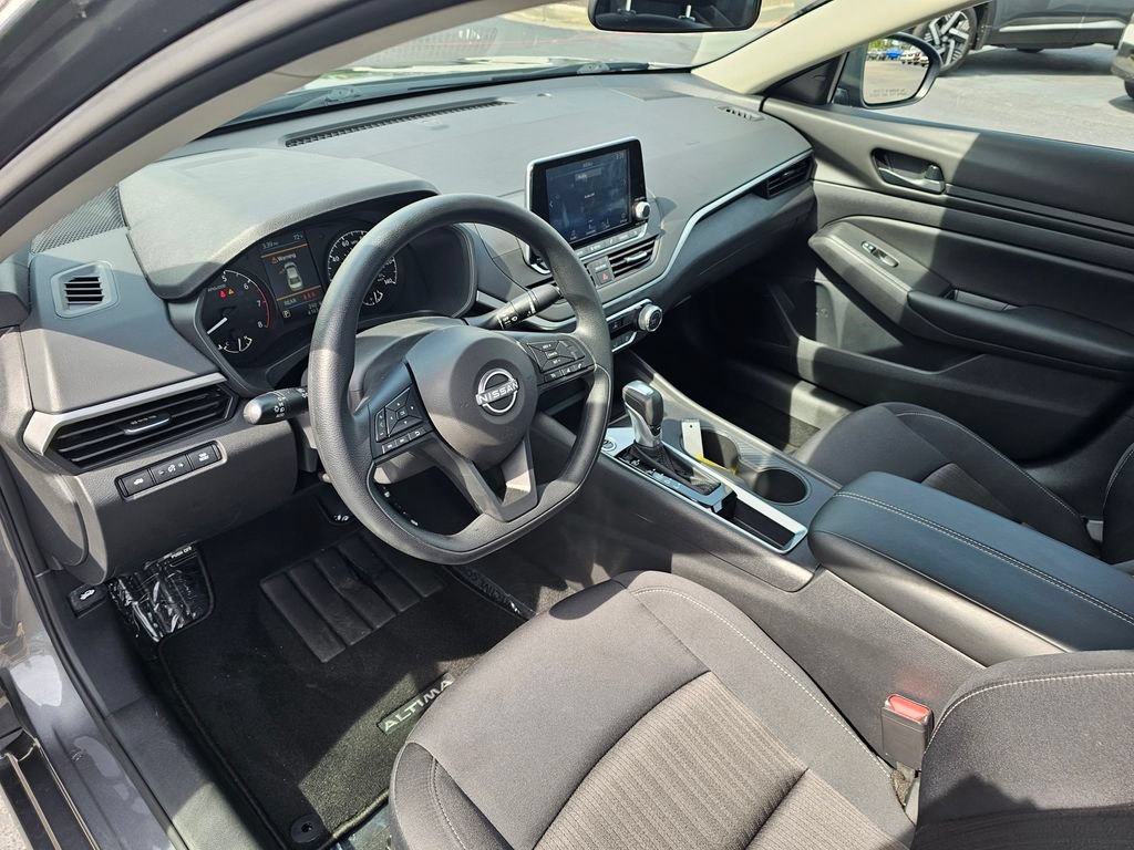 Used 2025 Nissan Altima 2.5 S FWD image 14