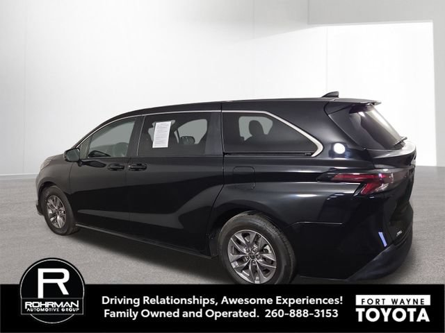 Used 2024 Toyota Sienna LE AWD/4WD image 10