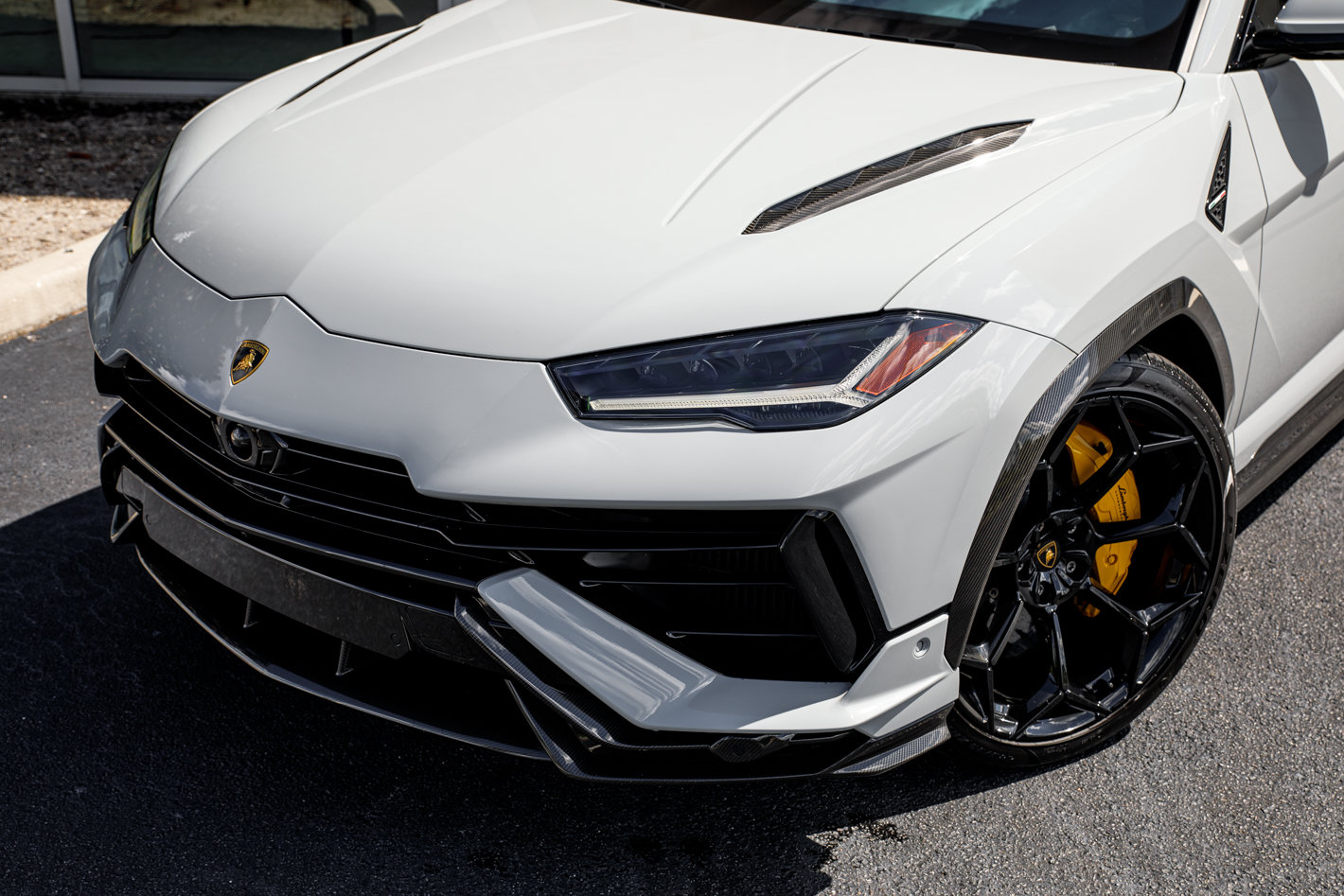 Used 2024 Lamborghini Urus Performante AWD/4WD image 2