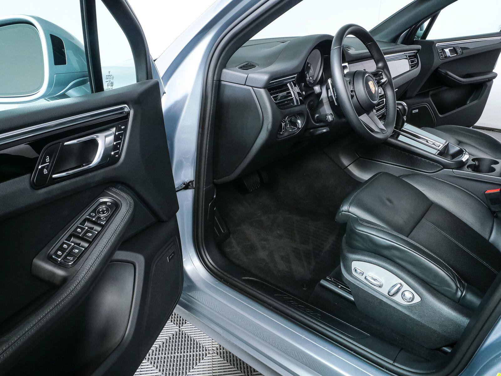 Certified 2025 Porsche Macan Turbo AWD/4WD image 8