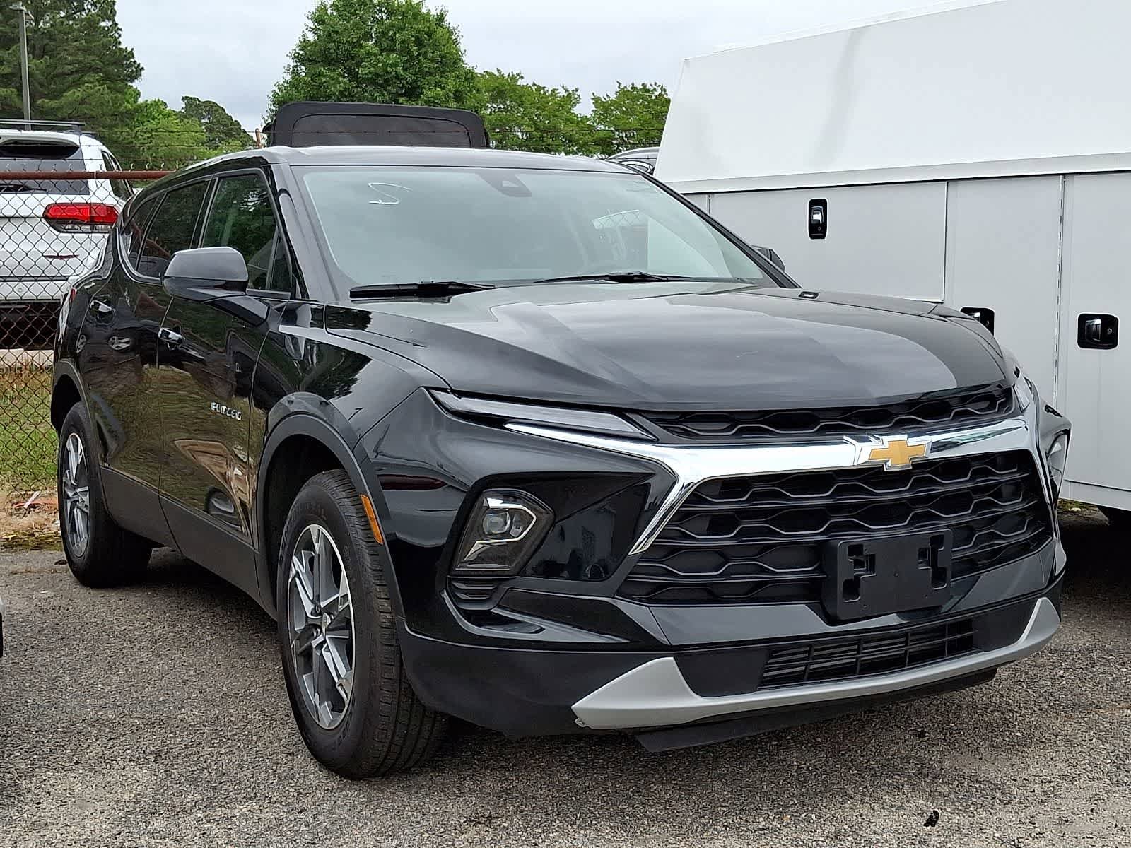 Used 2025 Chevrolet Blazer LT AWD/4WD image 2