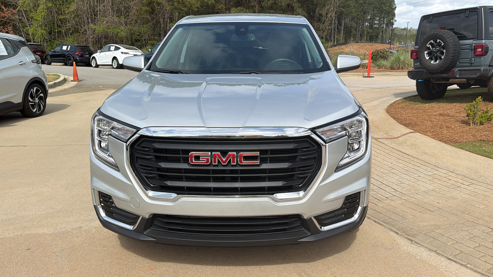Used 2022 GMC Terrain SLE FWD image 3