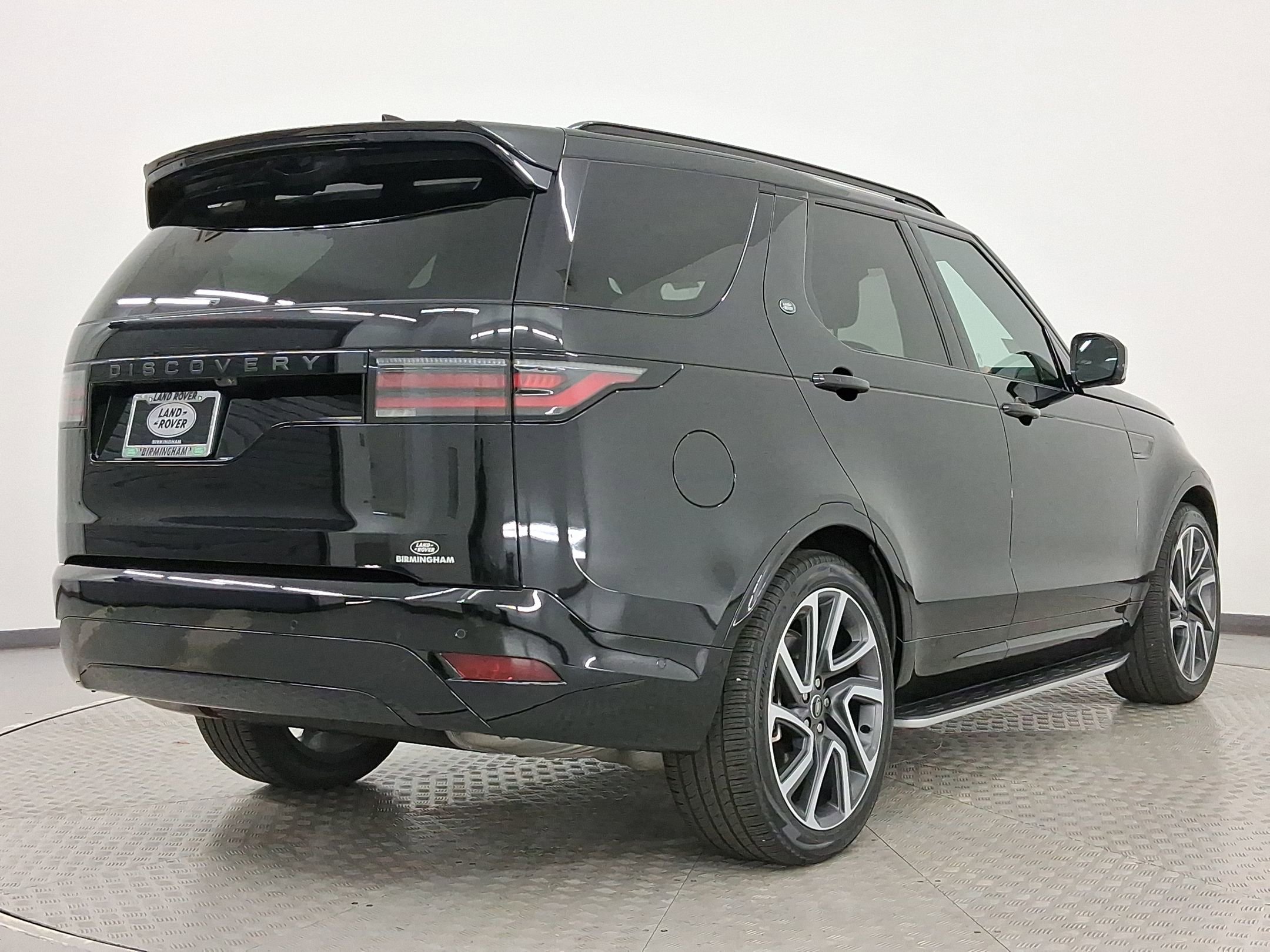 Used 2025 Land Rover Discovery Dynamic SE image 9