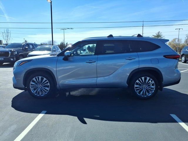 Used 2023 Toyota Highlander Platinum image 4