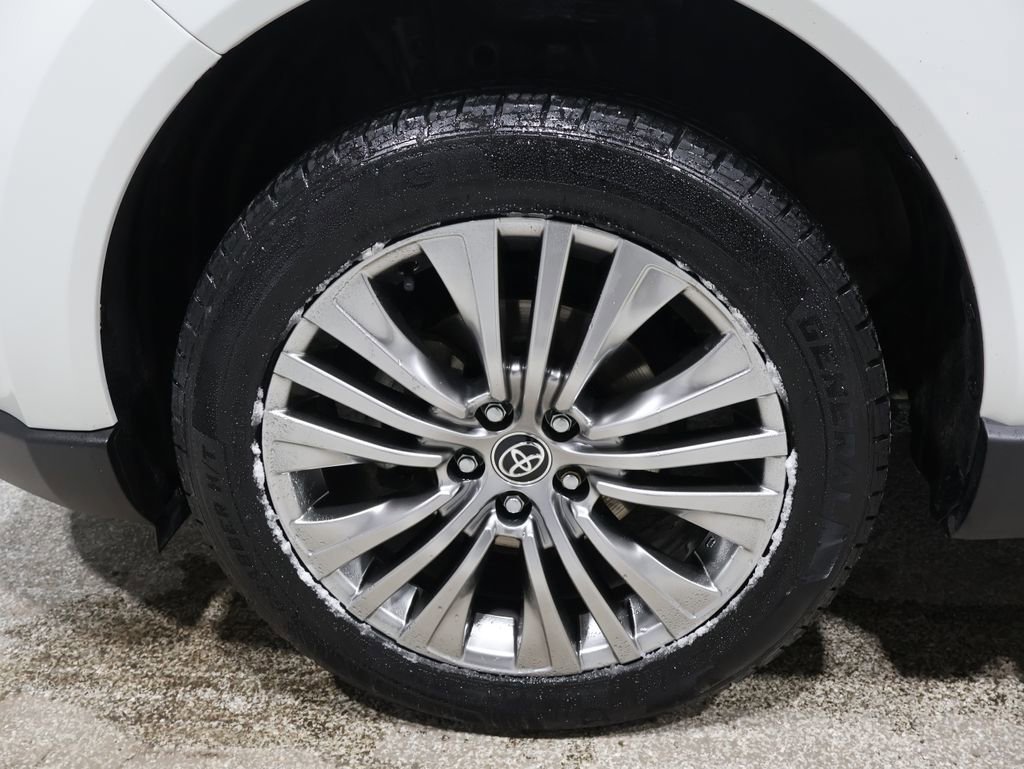 Used 2022 Toyota Venza XLE image 8