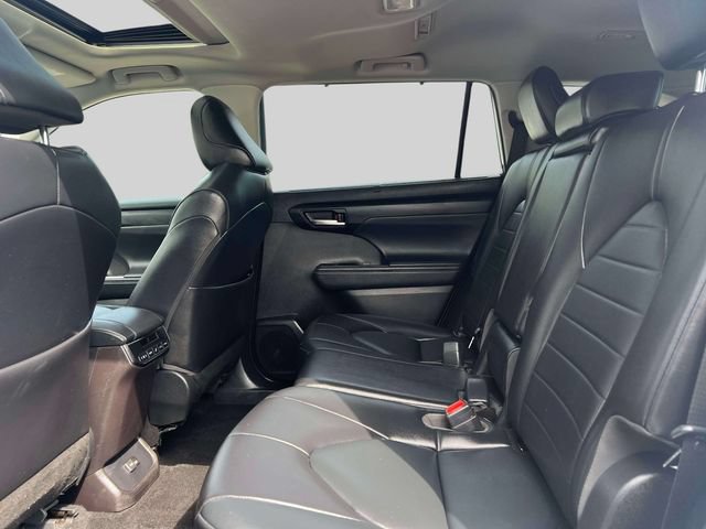 Used 2022 Toyota Highlander XLE AWD/4WD image 14
