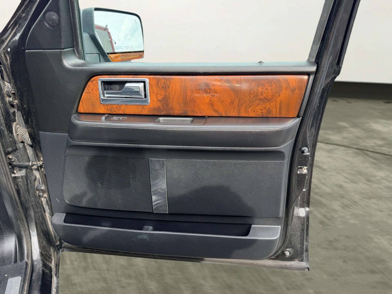 Used 2015 Lincoln Navigator 4WD image 36