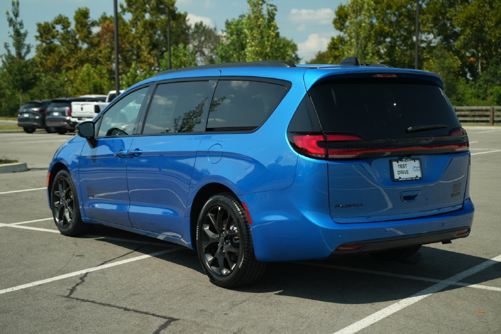 New 2027 Chrysler Pacifica Select FWD image 5