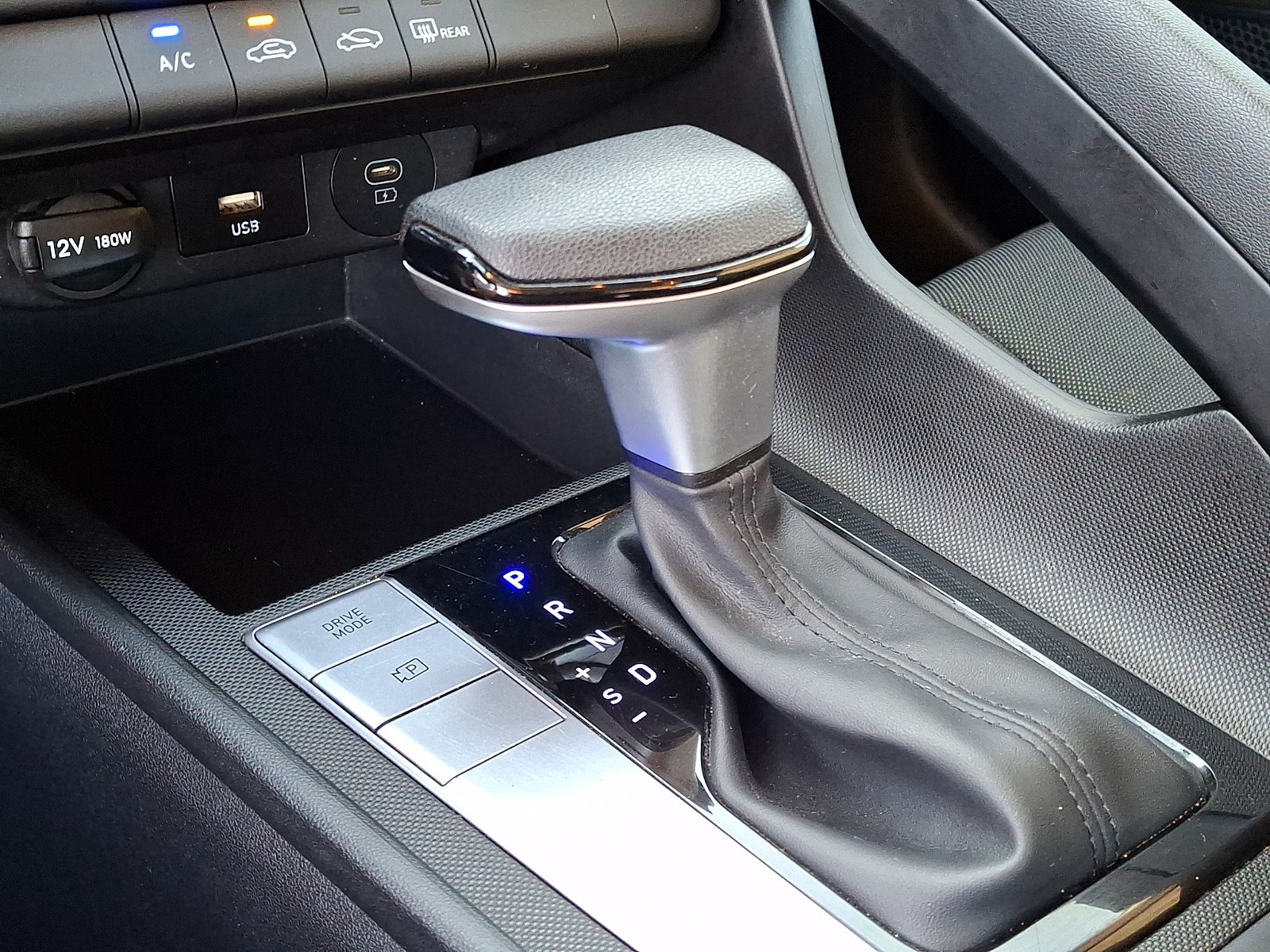 Certified 2024 Hyundai Elantra SE FWD image 17