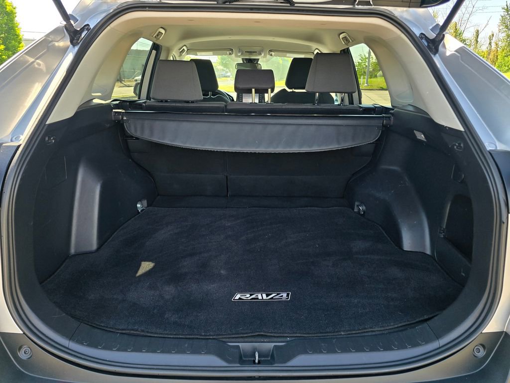 Used 2020 Toyota RAV4 XLE w/ Carpet Mat Package AWD/4WD image 16