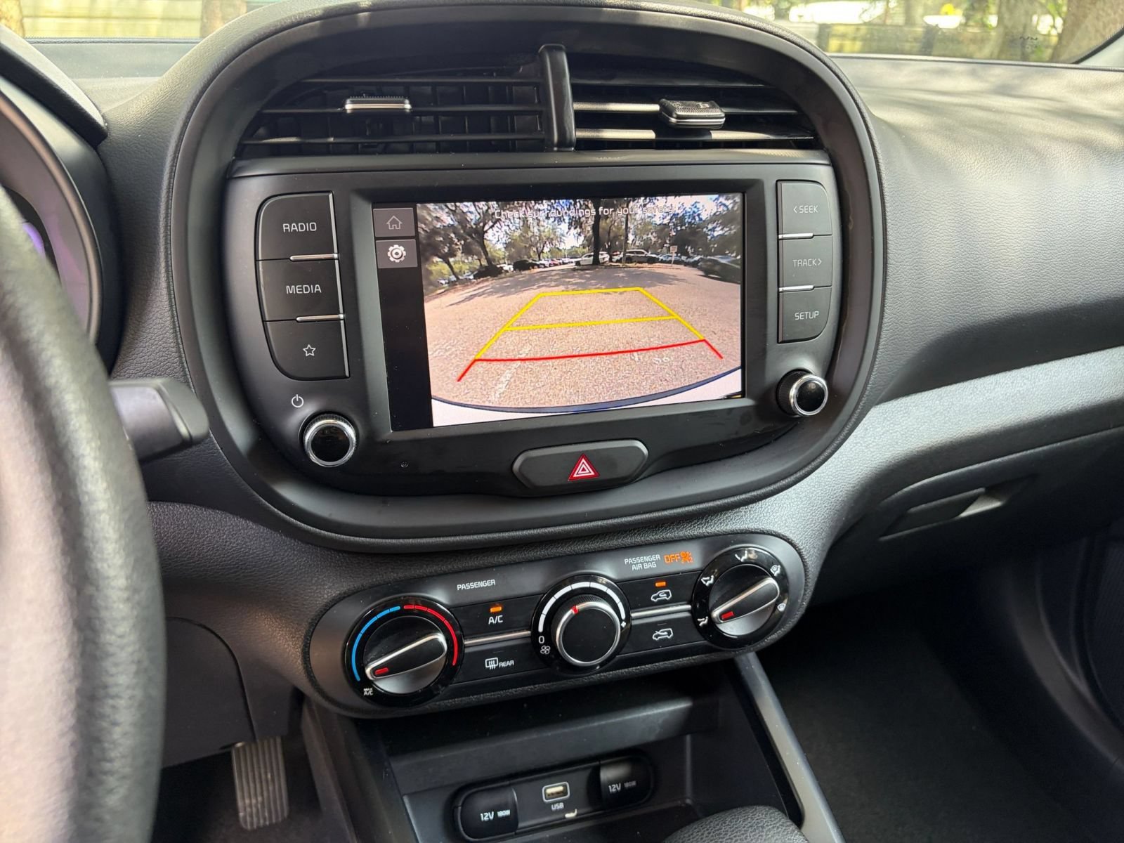 Used 2025 Kia Soul LX w/ LX Technology Package FWD image 16