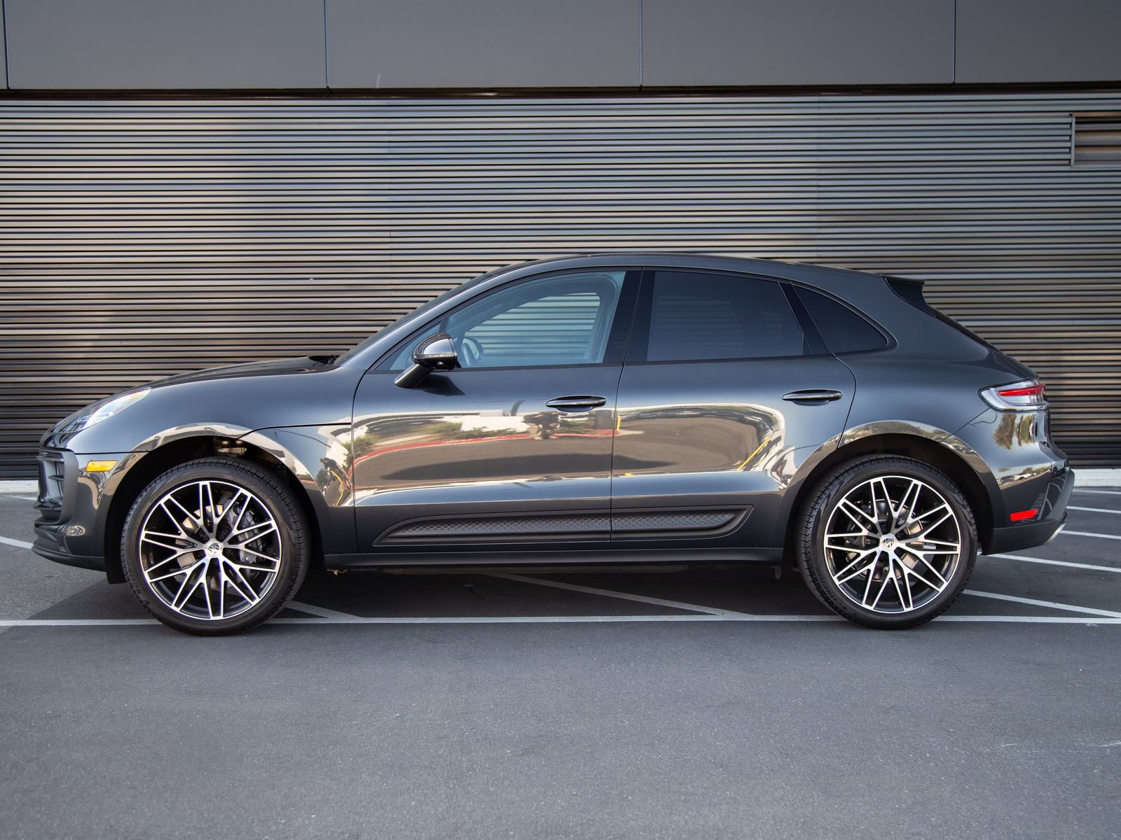 Certified 2024 Porsche Macan AWD/4WD image 2
