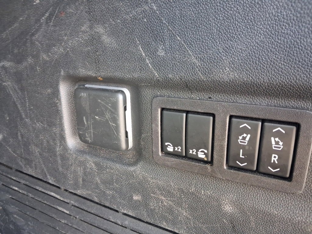 Used 2023 Chevrolet Suburban Z71 w/ Luxury Package image 13