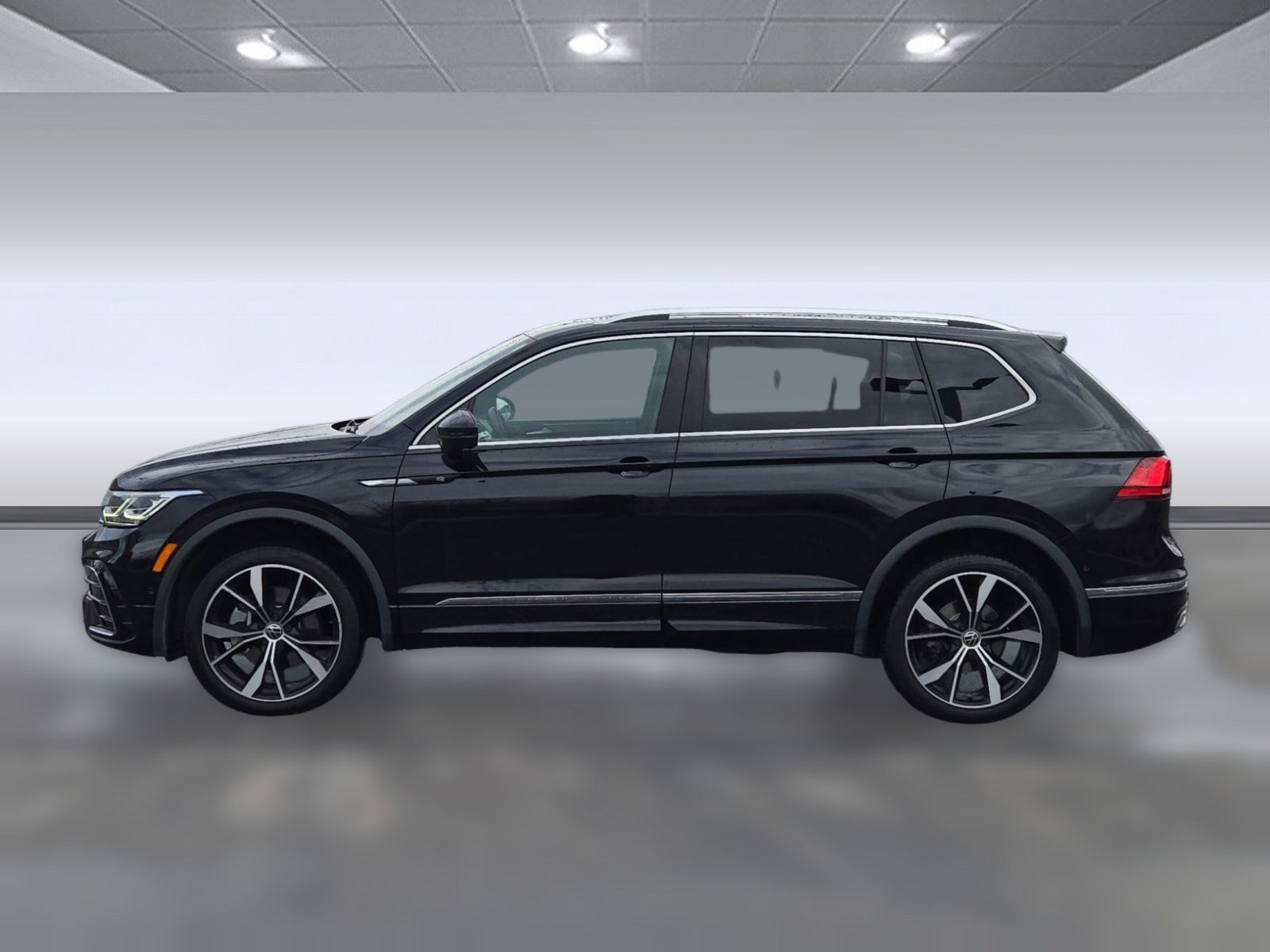 Used 2023 Volkswagen Tiguan SEL R-Line image 2
