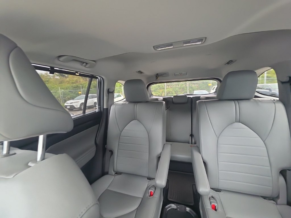 Used 2022 Toyota Highlander XLE AWD/4WD image 4