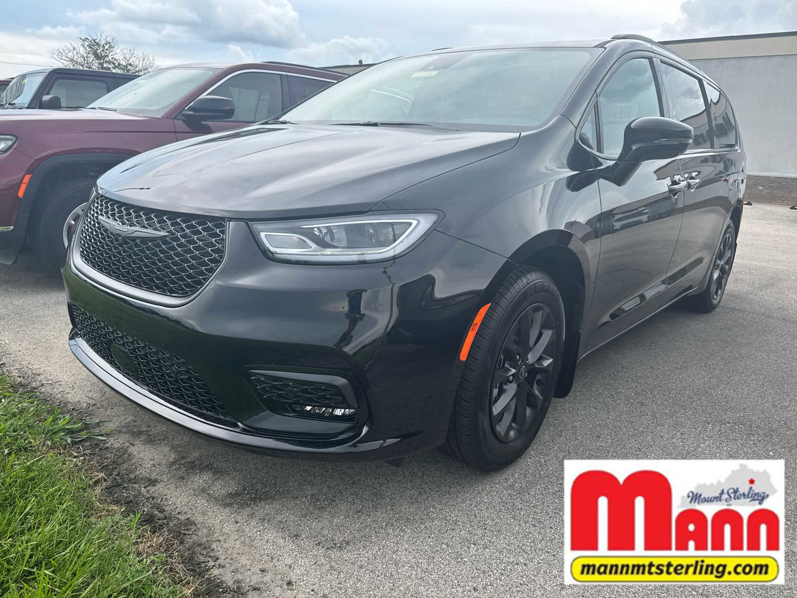 New 2025 Chrysler Pacifica Select w/ Fav Edition Package