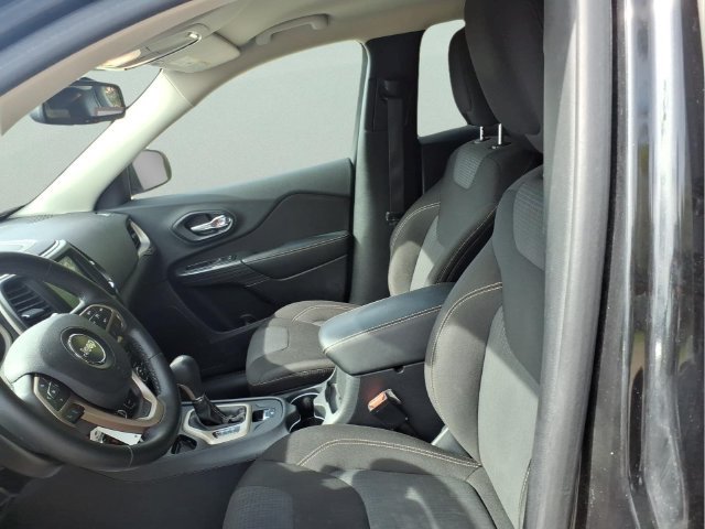 Used 2015 Jeep Cherokee Latitude w/ Cold Weather Group FWD image 15