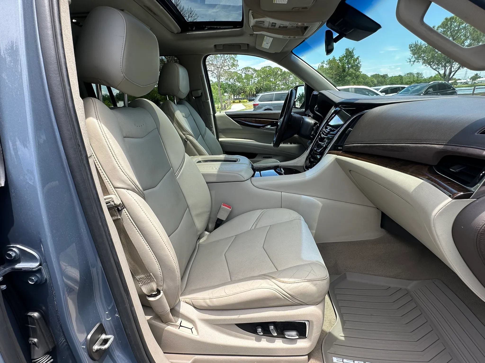 Used 2016 Cadillac Escalade ESV Luxury AWD/4WD image 12