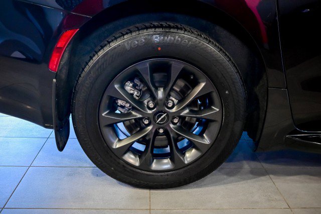 Used 2021 Chrysler Pacifica Touring-L w/ S Appearance Package image 42