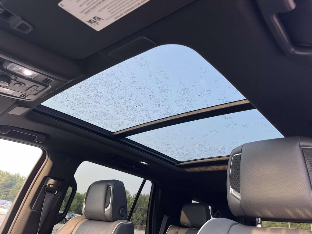 Used 2023 Cadillac Escalade Premium Luxury AWD/4WD image 24