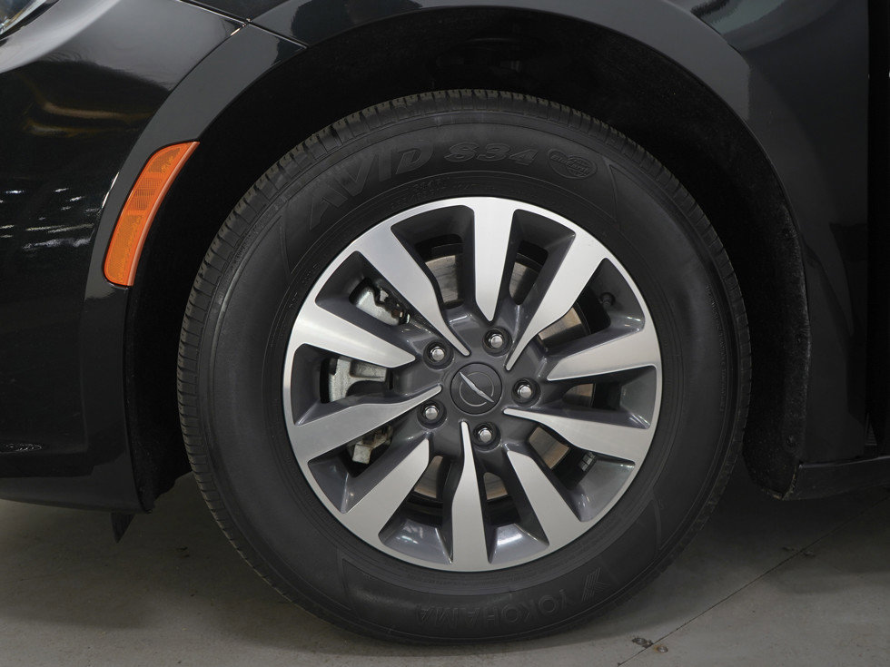 Used 2023 Chrysler Pacifica Touring-L image 30